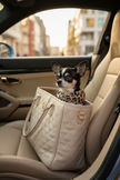 Chihuahua in borsa appoggiata allo schienale Porsche